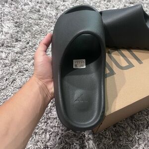 Yeezy slides onyx size 10